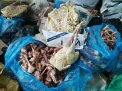 Sự thật kinh hoàng sau các loại đùi, chân, cánh, thịt gà đông lạnh