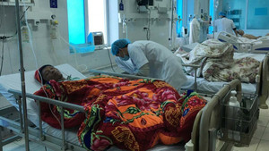 Uống nhầm rượu ngâm bóp chân, 7 người ở Quảng Ninh ngộ độc nặng