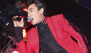 Isaac khiến hàng nghìn khán giả cuồng nhiệt tại phố đi bộ Bùi Viện