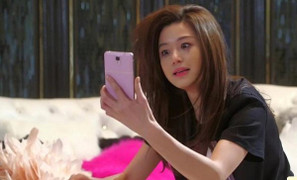 Dán mặt vào smartphone có thể khiến bạn 'khó ở'