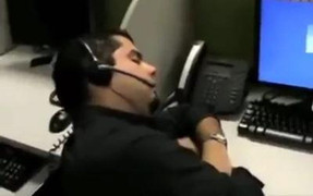 Ngủ gật ở văn phòng, bị đồng nghiệp chơi khăm hài té ghế