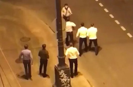 Video: Võ sĩ MMA tay không đấu với nhóm côn đồ có súng