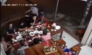 Ngồi ăn lẩu sát vỉa hè, bị cướp điện thoại, đứng hình không kịp trở tay