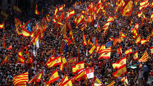 Video: Hàng trăm nghìn người xuống đường phản đối Catalan đòi độc lập