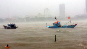 Áp thấp nhiệt đới sắp mạnh lên thành bão, hơn 50.000 tàu thuyền vẫn lênh đênh trên biển