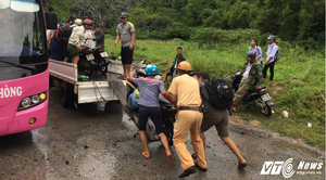 CSGT Hải Phòng dùng xe chuyên dụng chở người dân qua điểm ngập lụt