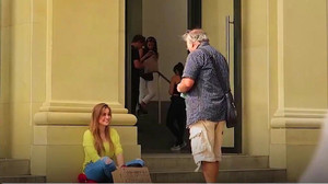 Gái xinh xin tiền người lạ mua iPhone X và cái kết bất ngờ