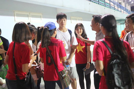 Video: Fan nữ xinh đẹp vây kín, Xuân Trường và đồng đội tìm kế trốn lên xe