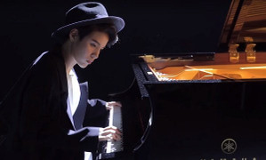 Ngất ngây với hình ảnh Vũ Cát Tường bên cây đàn dương cầm 5 tỷ đồng