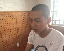 Nam sinh vào cửa hàng vờ mua đồ rồi cướp điện thoại bỏ chạy