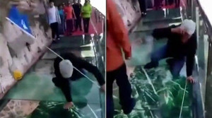 Cầu kính cao 1.180m đột ngột 'nứt răng rắc' khiến du khách khóc thét