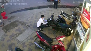 Ngang nhiên dàn cảnh trộm xe ngay trước mặt bảo vệ ở Sài Gòn