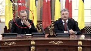 Tổng thống Thổ Nhĩ Kỳ ngáp ngắn ngáp dài khi họp báo với Tổng thống Ukraine