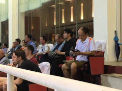 Video: HLV Park Hang Seo cặm cụi ghi chép, bình thản ăn mừng bàn thắng của tuyển Việt Nam