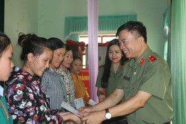 Chiến sỹ an ninh tặng quà đồng bào vùng lũ Hà Tĩnh, Yên Bái