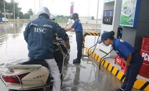 Video: Nhân viên cây xăng Nhật ở Hà Nội cúi gập người chào khách hàng