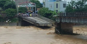 Lũ cuồn cuộn đổ về ở Yên Bái, cầu Thia - thị xã Nghĩa Lộ gãy đôi