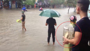 Clip: Mưa lớn, dân Nam Định hò nhau ra đường... bắt cá