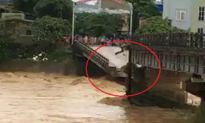 Clip: Hiện trường vụ lũ cuốn sập cầu, nhiều người rơi xuống sông ở Yên Bái