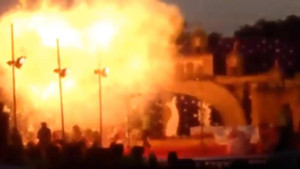 Video: Hàng trăm bóng bay phát nổ tạo cầu lửa khổng lồ trong trường học