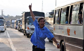 Lãnh đạo tỉnh Đồng Nai doạ khởi tố, tài xế dùng tiền lẻ nói sẵn sàng hầu toà