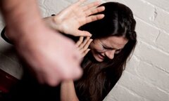 Cay đắng quan điểm :'Đàn ông lấy vợ để nhờ vả, không nhờ được thì... vả'