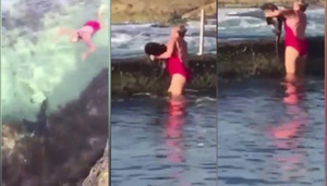 Video: Người phụ nữ tay không bắt cá mập