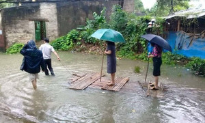 Sự thật sau bức ảnh nữ bí thư phường mặc váy, đi bè chống lụt