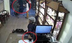Người đàn ông dàn cảnh đánh lạc hướng nhân viên để bé trai trộm điện thoại