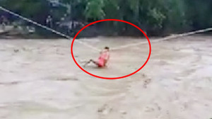 Clip: Ròng cáp treo cứu 31 người bị lũ cô lập ở Yên Bái