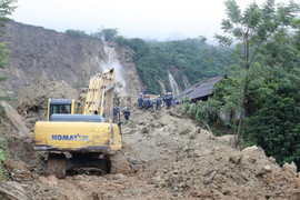 Video: Hiện trường sạt lở kinh hoàng làm 18 người mất tích, 7 nhà bị cuốn trôi ở Hòa Bình