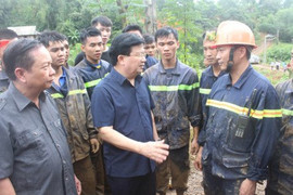 Video: Phó Thủ tướng Trịnh Đình Dũng đến hiện trường vụ sạt lở ở Hòa Bình
