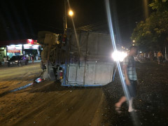 Xe chở than lậu quá tải lật nhào trên quốc lộ 18