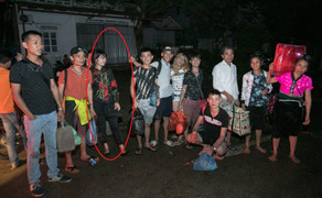 Video: Nước ngập 2m trên Quốc lộ 6, cô dâu trèo đèo vượt ngập về nhà chồng trong đêm ở Hòa Bình