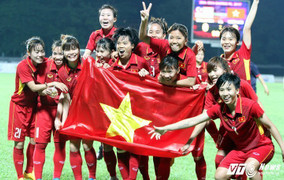 Cầu thủ tuyển nữ Việt Nam góp 160 triệu mua tivi cho ban huấn luyện