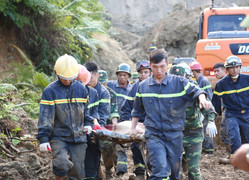 Sạt lở vùi lấp 18 người ở Hòa Bình: Tìm thấy thi thể người đàn ông bị tảng đá lớn đè lên