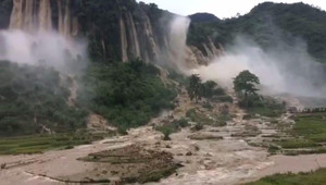 Clip: Thác lũ khổng lồ tuôn xối xả trước vụ sạt lở khủng khiếp ở Hòa Bình