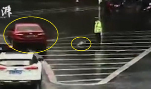 Clip: Tài xế ném ô cho CSGT đứng dầm mưa nhiều giờ