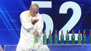 Kinh ngạc người đàn ông tay không đập nát 30 chai bia trong 60 giây