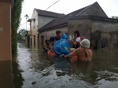 Nghệ An di dời hơn 4.000 dân vùng lũ đến nơi an toàn
