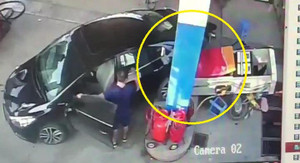 Clip: Ô tô húc đổ trụ bơm xăng, cán bẹp xe máy rồi bỏ trốn ở Hà Nội