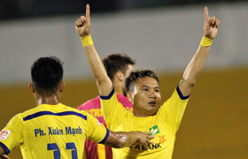 Phi Sơn trừng phạt sai lầm lãng xẹt của đội bóng bầu Đức