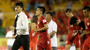 Đội Công Vinh thua đậm trong trận đấu đầy tranh cãi