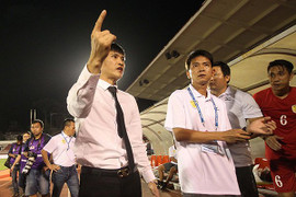 Hải Phòng ghi bàn khi cầu thủ đội Công Vinh đang vây trọng tài