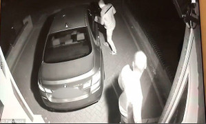 Video: Dùng khóa vạn năng chợ đen, nhóm trộm lấy xe BMW trong vài chục giây