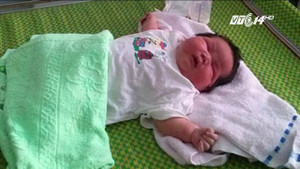 Bé trai sơ sinh 7,1 kg nặng nhất Việt Nam vừa chào đời