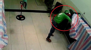 Thanh niên mặc áo, đội mũ Grab Bike phá khóa, trộm đồ lúc rạng sáng