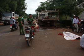 Xe máy tông đuôi xe tải đang đậu bên đường, tài xế chết thảm
