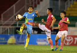 Cầu thủ V-League bị tố 'móc mắt, đánh người'