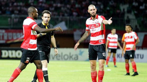 Video: Khán giả Indonesia nổi loạn, tràn xuống sân vây đánh trọng tài ngoại